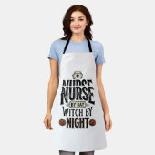 昼は看護師、夜は魔女のハロウィンTシャツデザイン エプロン (着用した状態)