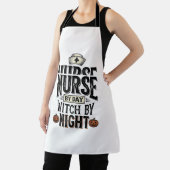 昼は看護師、夜は魔女のハロウィンTシャツデザイン エプロン (インサイチュ)
