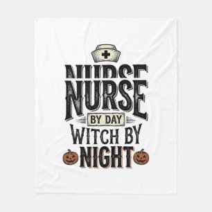 昼は看護師、夜は魔女のハロウィンTシャツデザイン フリースブランケット