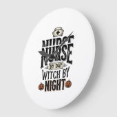 昼は看護師、夜は魔女のハロウィンTシャツデザイン ラージ壁時計 (傾斜)