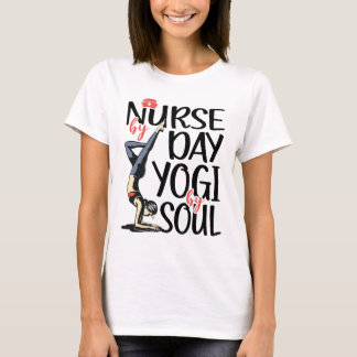 昼は看護師、魂はヨギ Tシャツ