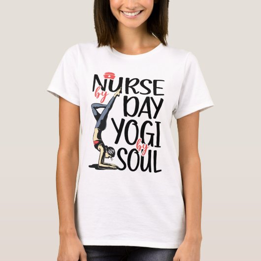 昼は看護師、魂はヨギ Tシャツ (正面)