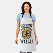 昼は簿記、夜は魔女のビンテージTシャツデザイン エプロン (着用した状態)