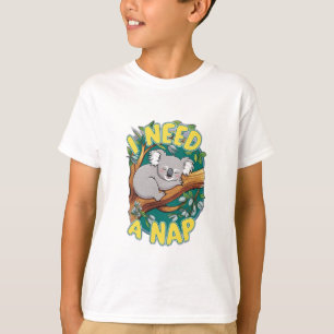 「昼寝が必要」と木に眠るコアラ。 Tシャツ