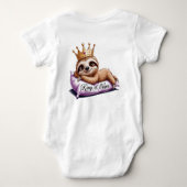 昼寝キング – 上品なナマケモノ！ ベビーボディスーツ (裏面)