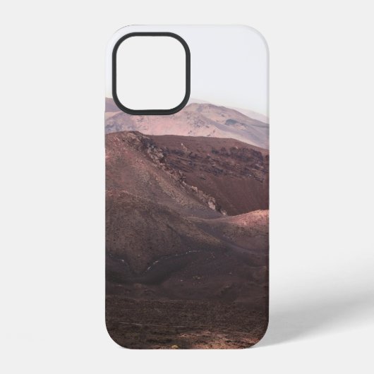 昼間の土の山々 iPhoneケース (裏面)