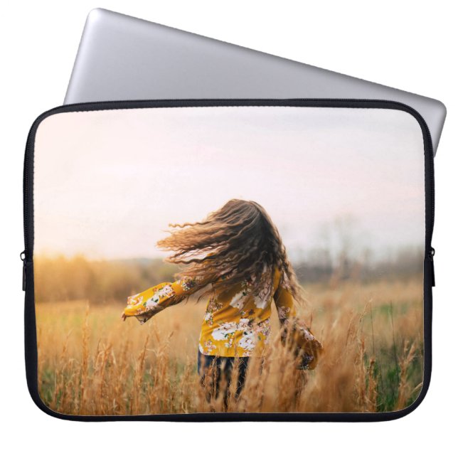 昼間の女性歩くオンフィールド ラップトップスリーブ (正面)
