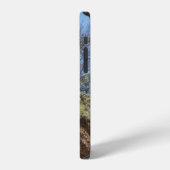 昼間の山の上の葉のない木 iPhoneケース (左側面)