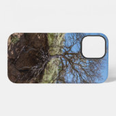 昼間の山の上の葉のない木 iPhoneケース (裏面横)