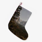 昼間の山の近くの緑の木 スモールクリスマスストッキング (正面 (吊り時))
