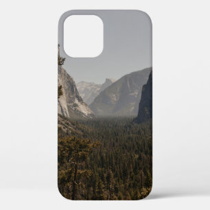 昼間の山の近くの緑の木 iPhone 12ケース