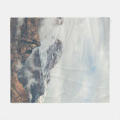 昼間の山岳地帯撮影 フリースブランケット (正面(横))