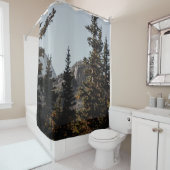 昼間の山近くの緑の松 シャワーカーテン (インサイチュ)
