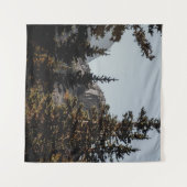 昼間の山近くの緑の松 タペストリー (正面(横))