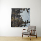 昼間の山近くの緑の松 タペストリー (インサイチュ(横))