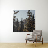 昼間の山近くの緑の松 タペストリー (インサイチュ)