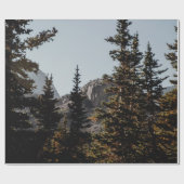 昼間の山近くの緑の松 ラッピングペーパー (フラット)