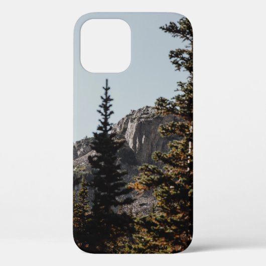 昼間の山近くの緑の松 Case-Mate iPhoneケース (裏面)