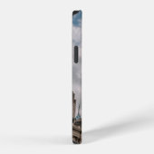 昼間の曇り空の下の灰色のコンクリートの建物 iPhoneケース (右側面)