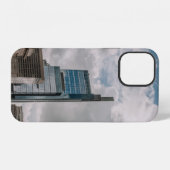 昼間の曇り空の下の灰色のコンクリートの建物 iPhoneケース (裏面横)