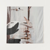 昼間の水の体に乗った白いペリカン タペストリー (正面(横))