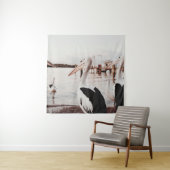 昼間の水の体に乗った白いペリカン タペストリー (インサイチュ)