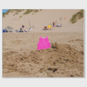 昼間の海岸にピンクの城のおもちゃを ラッピングペーパー (フラット)