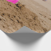 昼間の海岸にピンクの城のおもちゃを ラッピングペーパー (角)