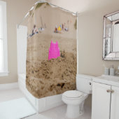 昼間の海岸のピンクのおもちゃ シャワーカーテン (インサイチュ)