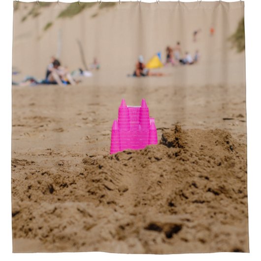 昼間の海岸のピンクのおもちゃ シャワーカーテン (正面)