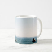 昼間の海岸の人々 コーヒーマグカップ (正面右)