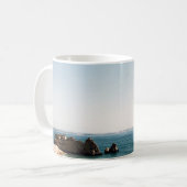 昼間の海岸の人々 コーヒーマグカップ (正面左)