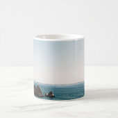 昼間の海岸の人々 コーヒーマグカップ (中央)