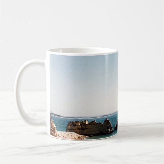 昼間の海岸の人々 コーヒーマグカップ (左)