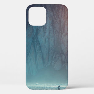 昼間の海崖近くの水体上のサーファー iPhone 12ケース
