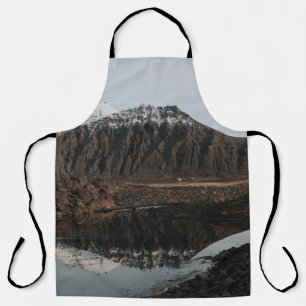 昼間の湖の近くの茶と白の山 エプロン