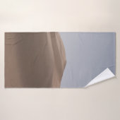 昼間の白空の下の茶色の砂漠 バスタオル (バスタオル)