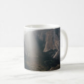 昼間の緑の草原と山 コーヒーマグカップ (正面右)