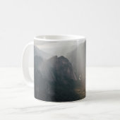 昼間の緑の草原と山 コーヒーマグカップ (正面左)