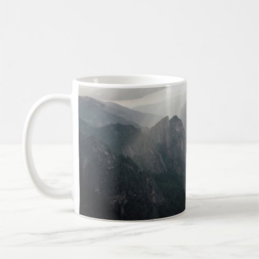 昼間の緑の草原と山 コーヒーマグカップ (左)