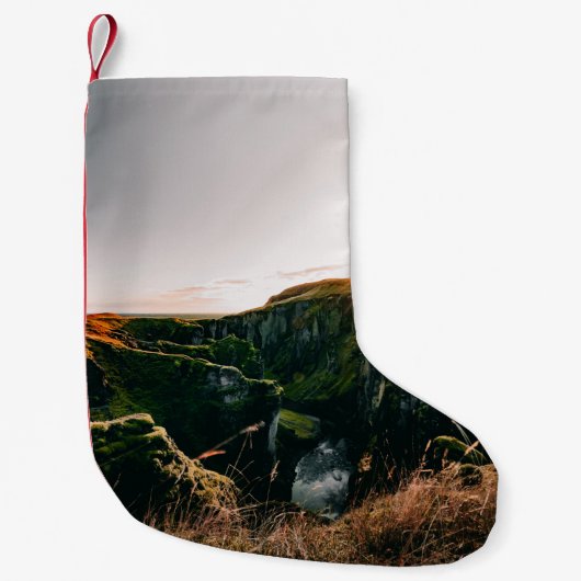 昼間の緑の草原と山 スモールクリスマスストッキング (正面)