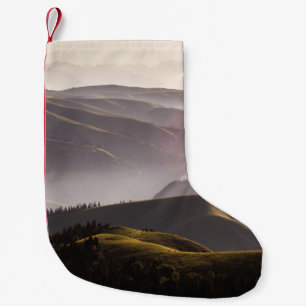 昼間の緑の草原と山 スモールクリスマスストッキング