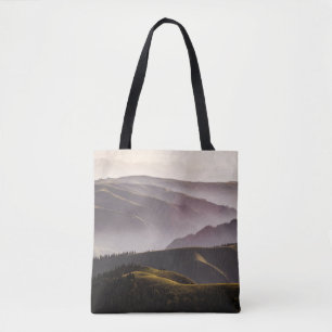 昼間の緑の草原と山 トートバッグ