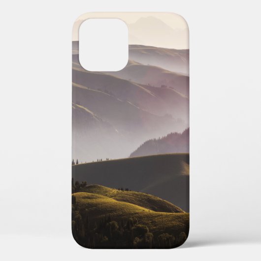 昼間の緑の草原と山 Case-Mate iPhoneケース (裏面)