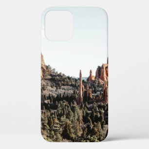 昼間の茶色の岩山 iPhone 12ケース
