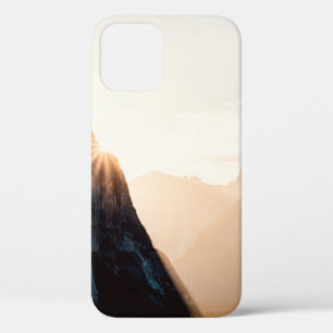 昼間の茶色の岩山 iPhone 12ケース