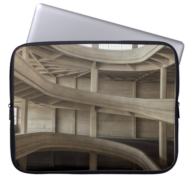 昼間の茶色の木枠の天井 ラップトップスリーブ (正面)