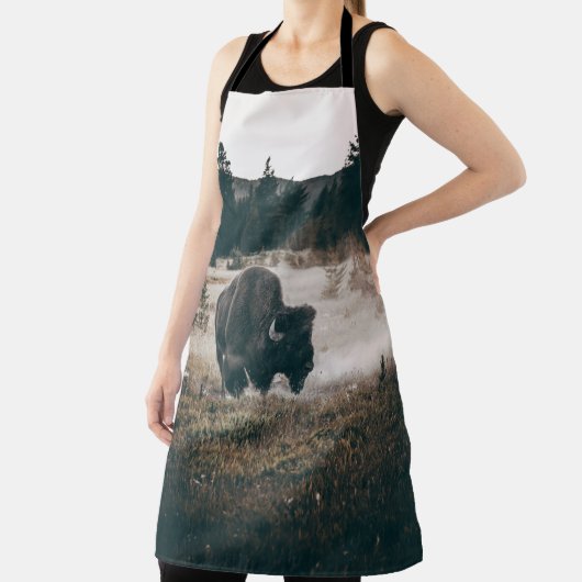 昼間の茶草原に生える茶色のバイソン エプロン (インサイチュ)