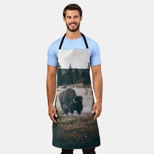 昼間の茶草原に生える茶色のバイソン エプロン (着用した状態)