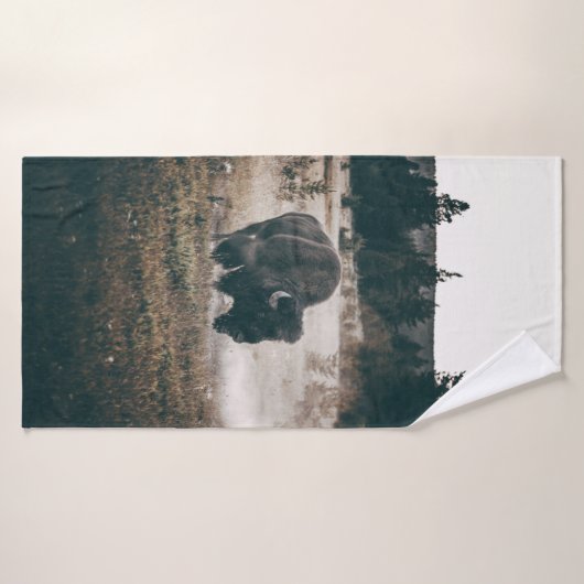 昼間の茶草原に生える茶色のバイソン バスタオル (バスタオル)